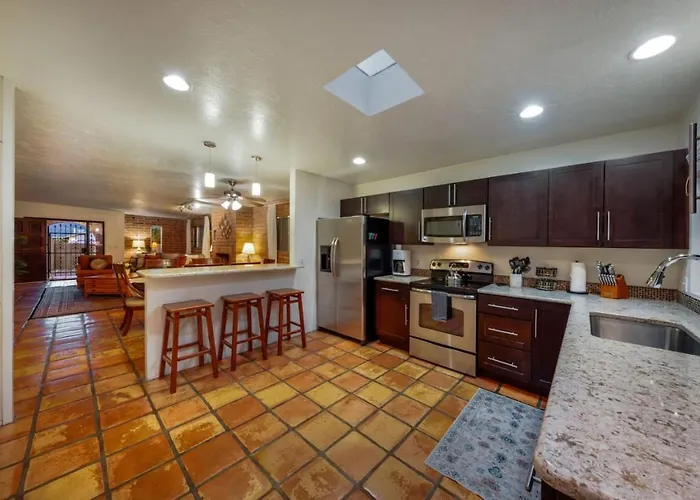 Sam Hughes, U Of A, 3 Bedroom 2 Ba, Carport, Fenced Holiday home *