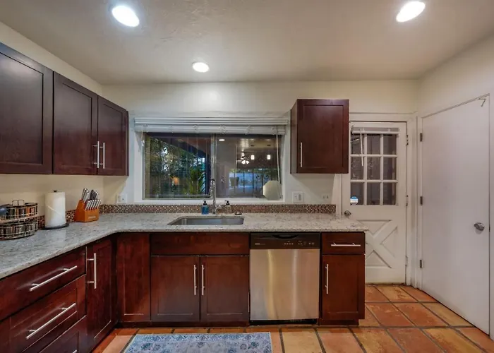 Sam Hughes, U Of A, 3 Bedroom 2 Ba, Carport, Fenced *