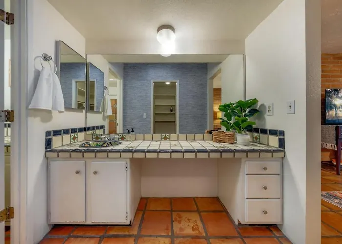 Sam Hughes, U Of A, 3 Bedroom 2 Ba, Carport, Fenced Holiday home Tucson